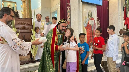 ربان الكنيسة السريانية الأرثوذكسية في مصر يحتفل بعيد الشعانين