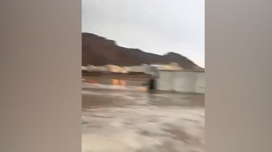فيديو.. السيول تغرق المدينة المنورة وتعرقل حركة المرور