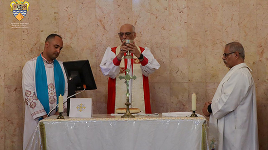 رئيس الكنيسة الأسقفية يترأس صلوات قداس خميس العهد