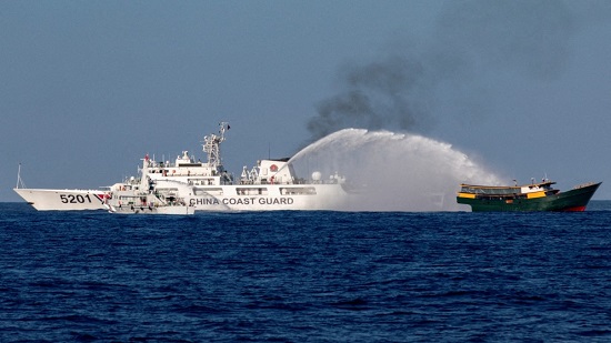  الخارجية الفلبينية تستدعي دبلوماسيًا صينيا للاحتجاج على استخدام مدافع المياه ضد السفن بالمنطقة المتنازع عليها في بحر الصين الجنوبي