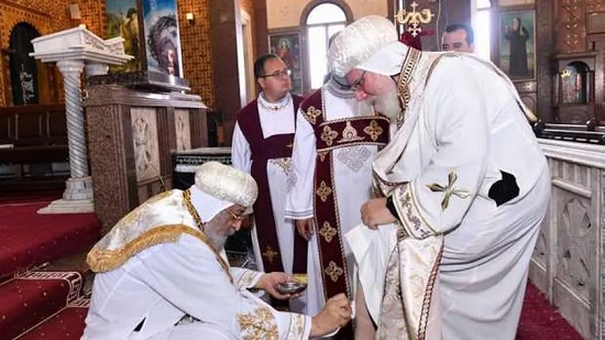 فيديو .. البابا تواضروس يغسل أقدام الكهنة والأساقفة خلال قداس خميس العهد