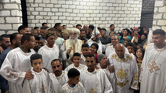 الأنبا مكاريوس يصلي قداس عيد القيامة في قرية الفواخر بالمنيا
