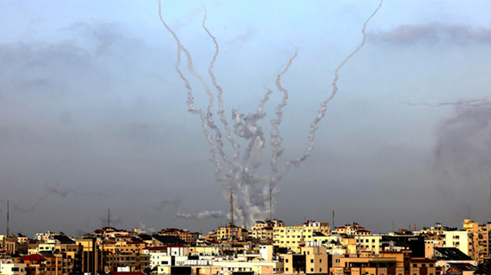 إسرائيل: إطلاق 30 صاروخا من غزة تجاه غلاف القطاع واندلاع حريق