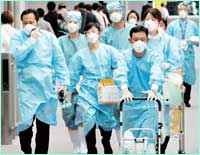 مسئول الحجر الصحى فى اليابان يهرعون الى احدى الطائرات التجارية وهم يرتدون الثياب والأقنعة الواقية من إنفلونزا الخنازير
