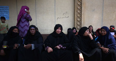 جانب من المظاهرات النسائية أمام قصر الاتحادية
                        
