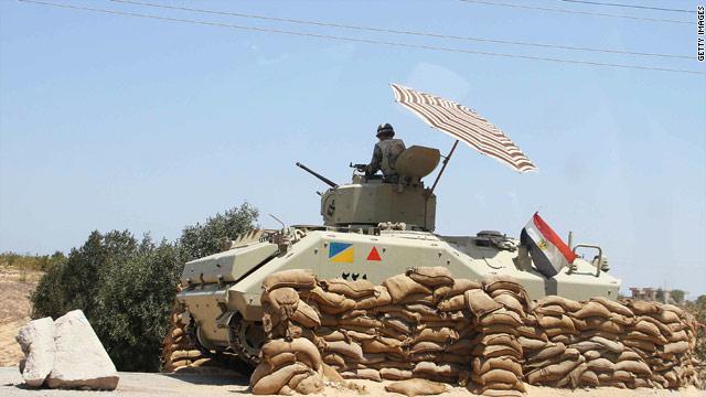الجيش المصري دفع بتعزيزات عسكرية لإنهاء انفلات أمني بسيناء