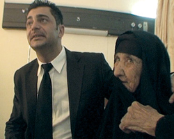 «تيمور الأنفال» مع السيدة التي أنقذته لدى نجاته من مقبرة جماعية أثناء لقائهما مؤخرا في مدينة السماوة («الشرق الأوسط»)