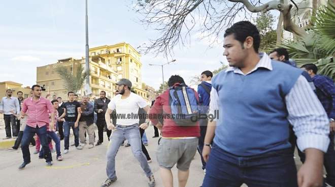 مليشيات الإخوان أثناء الاعتداء على المتظاهرين والصحفيين أمس الأول