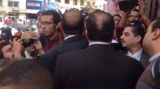 بالفيديو : النشطاء يتظاهرون أمام النائب العام للتنديد بقرار الضبط 