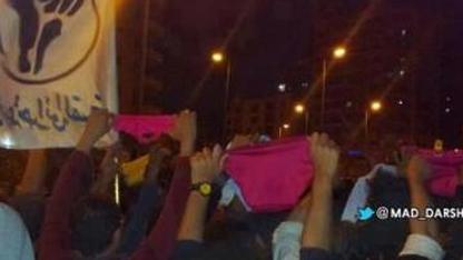 شباب 6 أبريل يتظاهرون أمام منزل وزير الداخلية بالملابس الداخلية