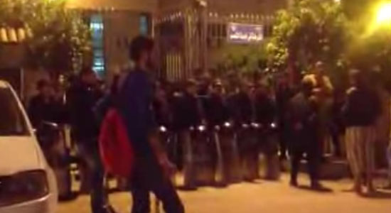 بالفيديو : تظاهر نشطاء الحركات الثورية أمام قسم مدينة نصر أول فجر اليوم