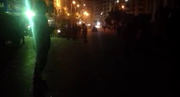 بالفيديو : بلطجية يعتدون على اعتصام ٦ ابريل ويمزقون لافتاتهم