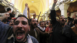 المحتجون الأقباط رددوا هتافات معادية للرئيس مرسي وجماعة الإخوان.
