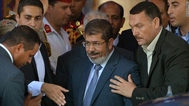  مرسي أثناء توجهه لأداء الصلاة بمسجد الأزهر بعد أيام من انتخابه رئيساً لمصر