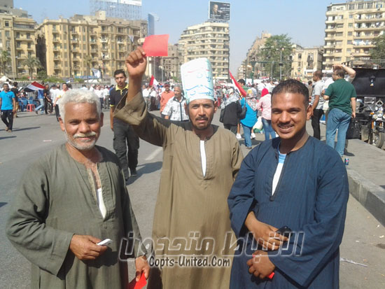 الصعايدة وصلوا التحرير رافعين الكارت الاحمر لمرسى