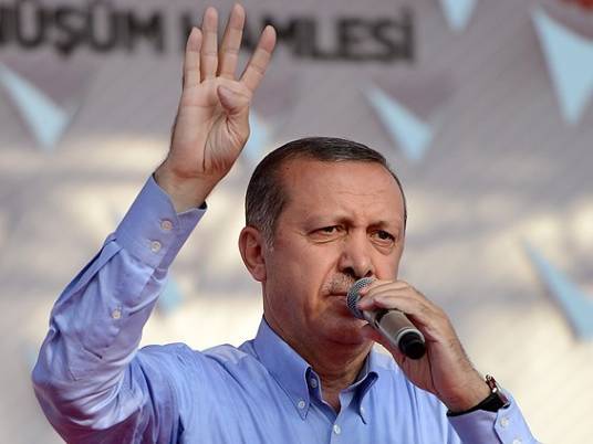 أردوغان يشير إلى «رابعة العدوية» تضامنا معها