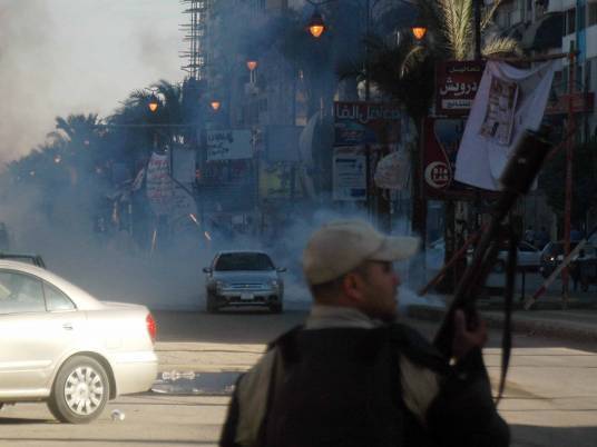 قوات الأمن تطلق قنابل الغاز المسيل للدموع على مسيرة لأنصار الإخوان، بهدف منع وصولها إلى ميدان الأربعين، 25 أكتوبر 2013