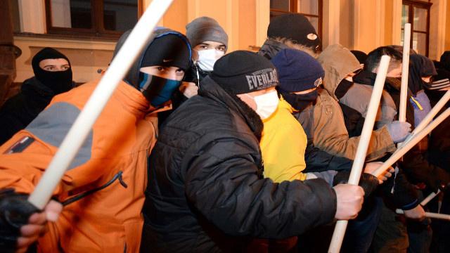  المتظاهرون يحاولون اقتحام مقر الرئاسة الأوكرانية في كييف