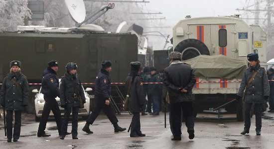 عناصر من الشرطة الروسية في مكات التفجير في فولغوغراد 