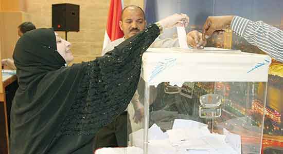 مصرية تشارك في الاستفتاء على الدستور بمقر القنصلية المصرية في جدة )