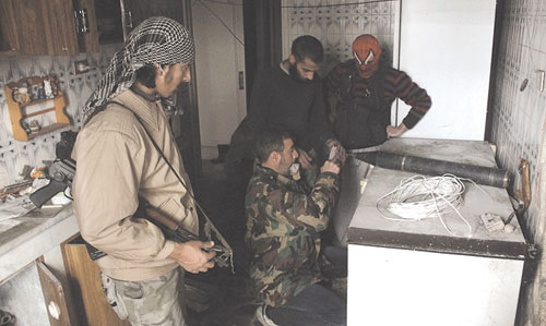 مقاتلون في المعارضة السورية يعدون صاروخا في مطبخ بمنزل مهجور في مدينة حلب أمس 