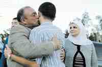 والد يوسف مجاهد يحتضن ابنه عقب إطلاق سراحه بينما تبدو علامات الفرح على وجه والدته