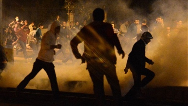 أمن السويس يفرق مسيرة للجماعة الإرهابية بقنابل الغاز المسيل للدموع 