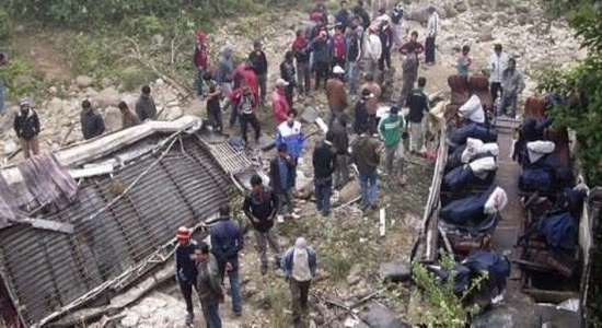 مصرع 14 شخصًا على الأقل جراء سقوط حافلة في نهر بنيبال