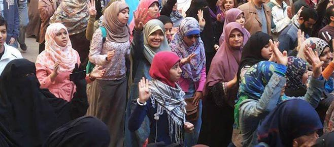 طفلة تتصدر مسيرة الإخوان بميدان النعام