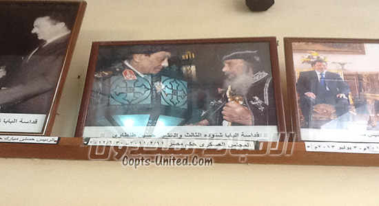بالصور..مُطالبات بإزالة صور مرسي من الكنيسة المعلقة  