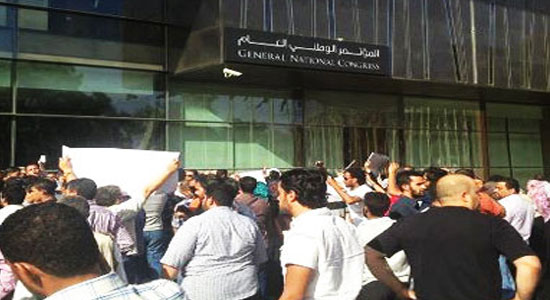 متظاهرين يقتحمون مقر المؤتمر الوطني الليبي 