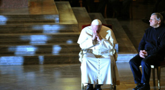 على الصورة نكتب.. البابا فرنسيس أثناء صلاته على ضحايا عصابات المافيا