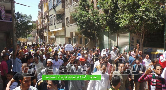 بالصور.. تظاهرات الإرهابية  تحاصر محلات الأقباط بسمالوط 