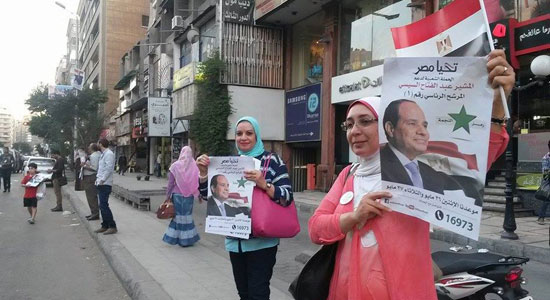 سلسلة بشرية لدعم السيسي بالإسكندرية