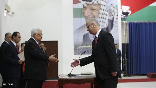 محمود عباس ورامي الحمدالله قبل أداء الحكومة اليمين الدستورية.