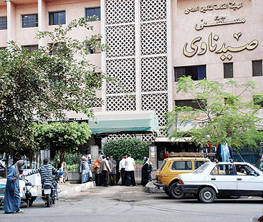 مصريون أمام مستشفى صيدناوي التابع لهيئة التأمين الصحي بالقاهرة («الشرق الأوسط»)