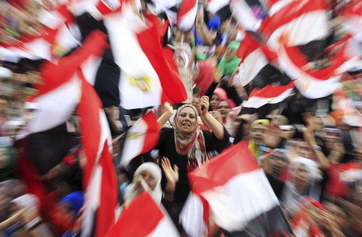 العشرات يحتفلون بثورة يونيو في ميدان عبد المنعم رياض