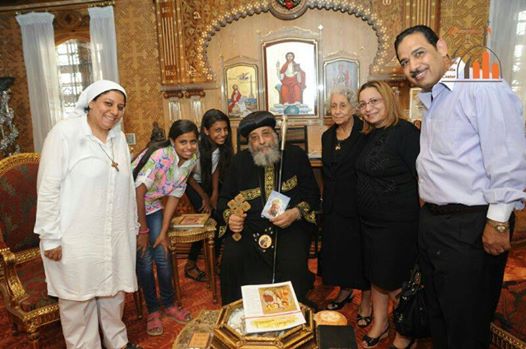 في الذكرى الأولى لاستشهاده.. البابا تواضروس يستقبل أبنا القس مينا عبود