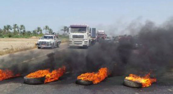 قطع الطريق الساحلي وإشعال إطارات سيارات بكفر الشيخ