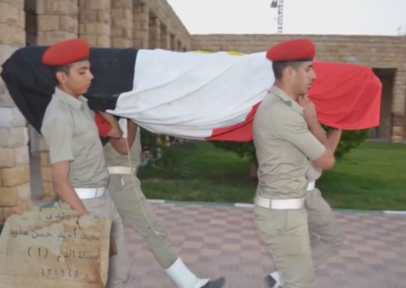المتحدث العسكري يبث فيديو لجنازة رفات شهيد قناة السويس