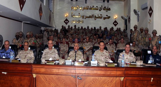 وزير الدفاع يشيد بجهود الجيش الثاني الميداني في إقتلاع الإرهاب من سيناء