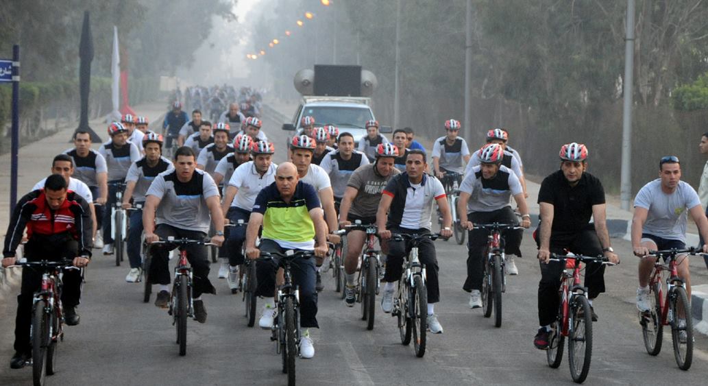 وزير الدفاع يشارك بمارثون ركوب الدراجات مع طلاب العسكرية