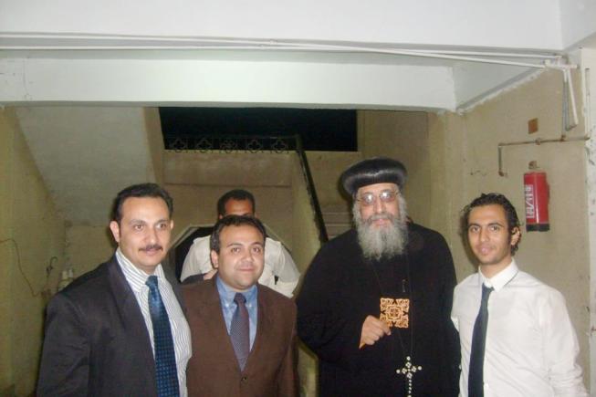 كريم كمال مع البابا عقب إعلان نتيجة القرعة الهيكلية بدير الأنبا بيشوي