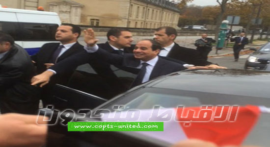 السيسي يوقف موكبه ليحيي المصريين المحتشدين لتأييده في فرنسا