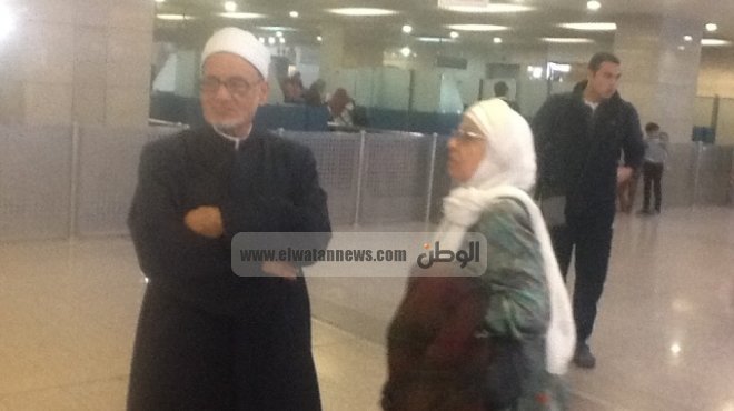 حسن الشافعي رئيس مجمع اللغة العربية، وزوجته عقب إنزالهم في مطار القاهرة