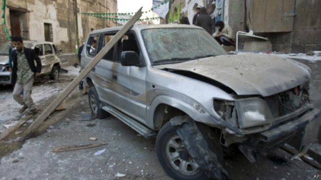 انفجرت إحدى القنابل حين حاول أحد المتمردين الحوثيين إبطال مفعولها.