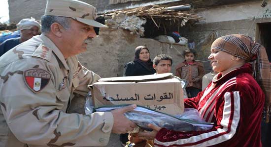 الجيش يقدم شاحنات محملة بالبطاطين والمواد الغذائية لقرى الصعيد