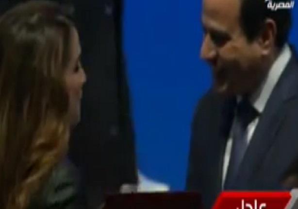 بالفيديو.. الملكة رانيا تقاطع طريق الرئيس السيسي