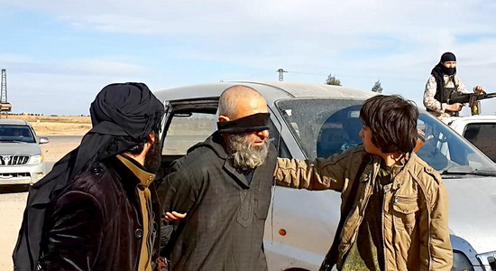 بالصور.. داعش يقطع رأس رجل لاتهامه بممارسة السحر