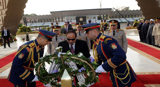 الرئيس يضع إكليلاً من الزهور على قبر الجندى المجهول بسيناء